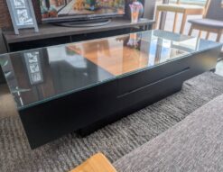松永家具　センターテーブル　ローテーブル　リビングテーブル　コーヒーテーブル　IDC大塚家具取り扱い　リカルド　ブラック　ガラス天板　引き出し収納付き　木製　モダン　　北欧　大型　ナチュラル　カジュアル　カフェ風　リサイクルショップ　再良市場　天白　名東　昭和　千種　瑞穂　緑　日進　豊明　東郷　おススメ　オススメ お洒落　オシャレ　中古