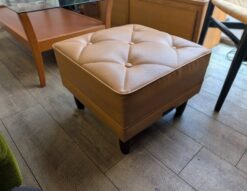 karimoku　カリモク60　オットマン　足置き　補助椅子　スツール　レザー　ソフトキャメル　スタンダードキャメル　キャメルカラー　コンパクト　ロビーチェア　Kチェア　リサイクルショップ　再良市場　天白　名東　昭和　千種　瑞穂　緑　日進　豊明　東郷　おススメ　オススメ お洒落　オシャレ　中古