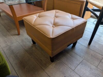 karimoku カリモク60 オットマン 足置き 補助椅子 スツール レザー ソフトキャメル スタンダードキャメル キャメルカラー コンパクト ロビーチェア Kチェア リサイクルショップ 再良市場 天白 名東 昭和 千種 瑞穂 緑 日進 豊明 東郷 おススメ オススメ お洒落 オシャレ 中古