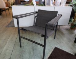 Cassina　カッシーナ　LC1　スリングチェア　アウトドアスリングチェア　1FauteuilDossierBasculantOutdoor　フォートゥイユ ドシエ　バスキュラン　アウトドア　1人掛けチェア　ラウンジチェア　屋外用チェア　縁側　バルコニー　防水塗装　回転背もたれ　マットブラック　ファブリック　布張り　コンパクト　防水生地　布製　リサイクルショップ　再良市場　天白　名東　昭和　千種　瑞穂　緑　日進　豊明　東郷　おススメ　オススメ お洒落　オシャレ　中古　美品