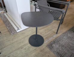 モデルルーム展示品　CassinaIXC.　カッシーナイクスシー　DESALTO　デサルト　MIXIT　ミクシット　サイドテーブル　ArikLevy　アリック・レヴィ　セラミック天板　ブラック　シンプル　1本脚　アシンメトリー　変形　歪　カフェテーブル　テーブル　リサイクルショップ　再良市場　天白　名東　昭和　千種　瑞穂　緑　日進　豊明　東郷　おススメ　オススメ お洒落　オシャレ　中古　美品