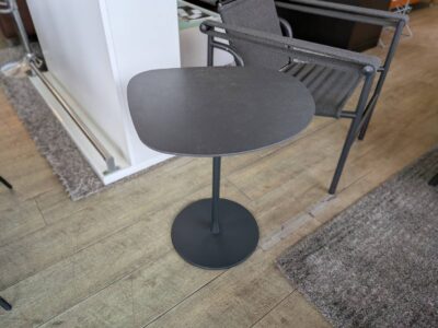 モデルルーム展示品　CassinaIXC.　カッシーナイクスシー　DESALTO　デサルト　MIXIT　ミクシット　サイドテーブル　ArikLevy　アリック・レヴィ　セラミック天板　ブラック　シンプル　1本脚　アシンメトリー　変形　歪　カフェテーブル　テーブル　リサイクルショップ　再良市場　天白　名東　昭和　千種　瑞穂　緑　日進　豊明　東郷　おススメ　オススメ お洒落　オシャレ　中古　美品
