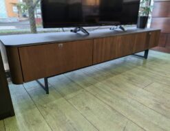 モデルルーム展示品　テレビボード　テレビ台　TVボード　TV台　ローボード　AVボード　セラミック調　ウォールナット　突板　ウォルナット　モダン　アイアン脚　ブラックアイアン　フラップ扉　ダウンステー　フルオープンレール　大型　大きめ　大型テレビ対応　リサイクルショップ　再良市場　天白　名東　昭和　千種　瑞穂　緑　日進　豊明　東郷　おススメ　オススメ お洒落　オシャレ　中古　美品