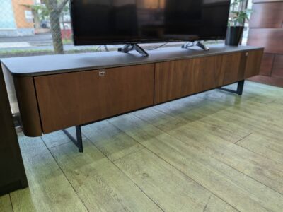 モデルルーム展示品　テレビボード　テレビ台　TVボード　TV台　ローボード　AVボード　セラミック調　ウォールナット　突板　ウォルナット　モダン　アイアン脚　ブラックアイアン　フラップ扉　ダウンステー　フルオープンレール　大型　大きめ　大型テレビ対応　リサイクルショップ　再良市場　天白　名東　昭和　千種　瑞穂　緑　日進　豊明　東郷　おススメ　オススメ お洒落　オシャレ　中古　美品 