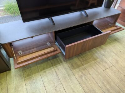 モデルルーム展示品　テレビボード　テレビ台　TVボード　TV台　ローボード　AVボード　セラミック調　ウォールナット　突板　ウォルナット　モダン　アイアン脚　ブラックアイアン　フラップ扉　ダウンステー　フルオープンレール　大型　大きめ　大型テレビ対応　 リサイクル　最良市場　天白区　名東区　昭和区　千種区　瑞穂区　緑区　日進市　豊明市　東郷町　買取　出張買取　高価買取　販売　お値打ち　特価　1点物　1点モノ　早い者勝ち　おすすめ　おしゃれ　中古品　中古美品　キレイ
