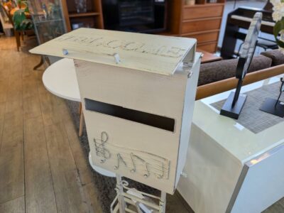 メールボックス　郵便受け　ポスト　置型　スタンドポスト　アンティーク調　ヴィンテージ風　ガーデニング　花台　エイジング加工　オフホワイト　ホワイト系　音符柄　リサイクル　最良市場　天白区　名東区　昭和区　千種区　瑞穂区　緑区　日進市　豊明市　東郷町　買取　出張買取　高価買取　販売　お値打ち　特価　1点物　1点モノ　早い者勝ち　おすすめ　おしゃれ　中古品　中古美品　キレイ