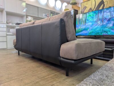 RELAX FORM　RelaxForm　リラックスフォーム　関家具　COSTANAⅡ　コスターナⅡ　コスターナ2　3シーターソファ　3人掛け　ソファ　レザーテックス　フェザー入り　ツートンカラー　船底デザイン　ユーロテック　グレー　ブラック　モダン　カジュアル　エレガント　ナチュラル　 リサイクル　最良市場　天白区　名東区　昭和区　千種区　瑞穂区　緑区　日進市　豊明市　東郷町　買取　出張買取　高価買取　販売　お値打ち　特価　1点物　1点モノ　早い者勝ち　おすすめ　おしゃれ　中古品　中古美品　キレイ