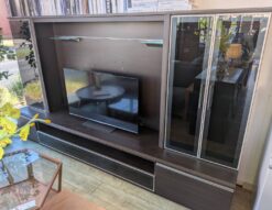 AYANO　綾野製作所　リビングボード　テレビボード　テレビ台　ハイタイプ　宮付き　大型テレビボード　TVボード　TV台　照明付き　飾り棚付き　モダン　ブラックガラス　大容量収納　ダークブラウン　木目調　高級感　リビング収納　壁面収納　リサイクルショップ　再良市場　天白　名東　昭和　千種　瑞穂　緑　日進　豊明　東郷　おススメ　オススメ お洒落　オシャレ　中古