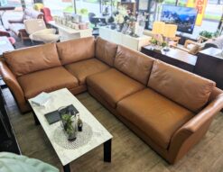 HUKLA　フクラ　コーナーソファ　L字ソファ　カウチソファ　大型ソファ　キャメルカラー　総革張り　レザーソファ　本革張り　スクエアデザイン　フェザークッション　ブラウン系　モダン　ヴィンテージスタイル　インダストリアル　男前　メンズライク　ブルックリン　ミッドセンチュリー　リサイクルショップ　再良市場　天白　名東　昭和　千種　瑞穂　緑　日進　豊明　東郷　おススメ　オススメ お洒落　オシャレ　中古