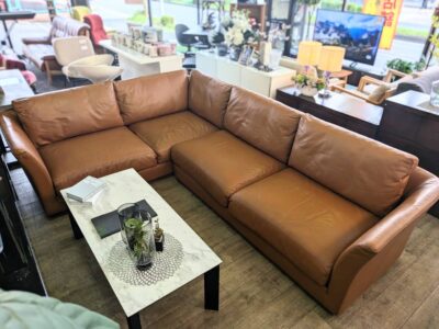 HUKLA　フクラ　コーナーソファ　L字ソファ　カウチソファ　大型ソファ　キャメルカラー　総革張り　レザーソファ　本革張り　スクエアデザイン　フェザークッション　ブラウン系　モダン　ヴィンテージスタイル　インダストリアル　男前　メンズライク　ブルックリン　ミッドセンチュリー　リサイクルショップ　再良市場　天白　名東　昭和　千種　瑞穂　緑　日進　豊明　東郷　おススメ　オススメ お洒落　オシャレ　中古